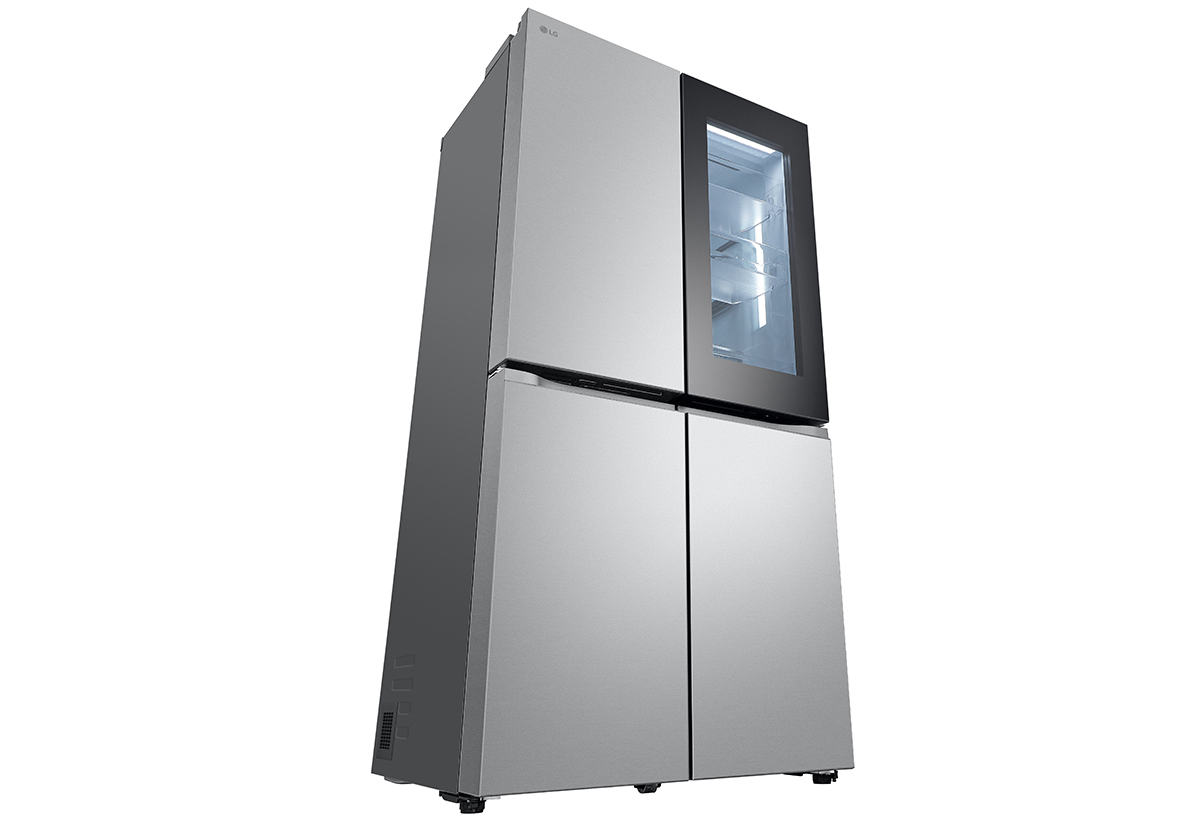 Δείχνει μία λήψη από χαμηλά